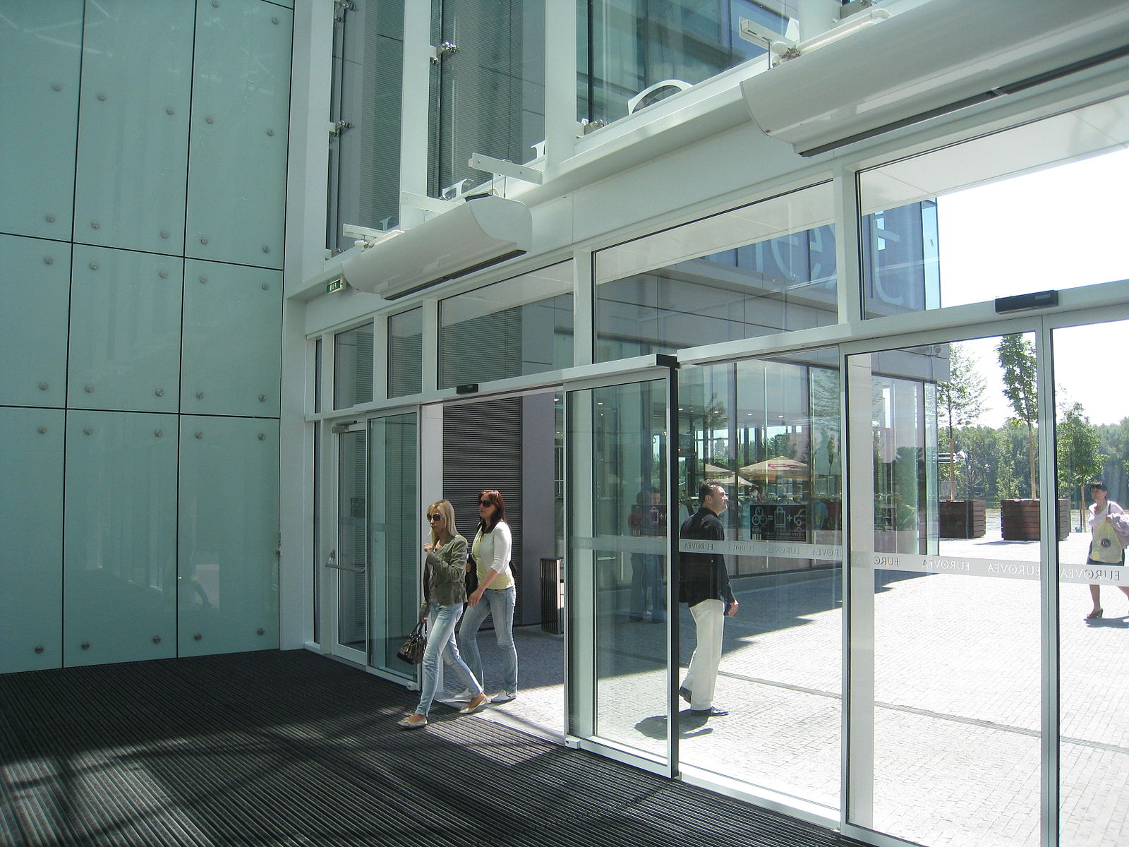 Air_curtains_in_the_shopingcenter_Eurovea,_Slovakia